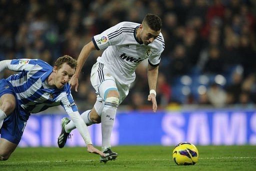 Real Madrid's Karim Benzema (R ) vies with Real Sociedad's David Zurutuza at the Santiago Bernabeu on January 6, 2013